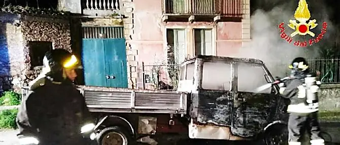 Incendio distrugge un camion, notte di fuoco a Mileto