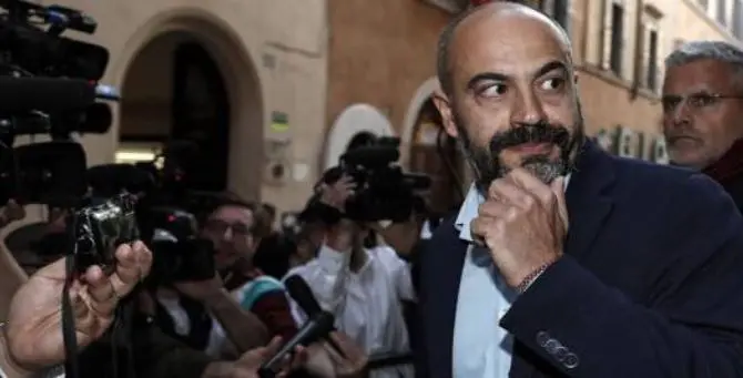 Il senatore Paragone espulso dal M5s, Di Battista: «È un vero grillino»