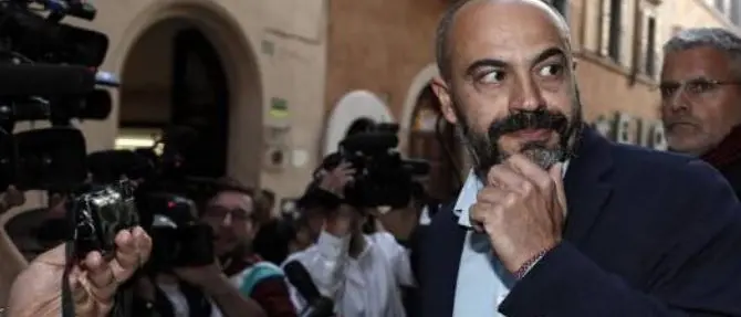 Il senatore Paragone espulso dal M5s, Di Battista: «È un vero grillino»