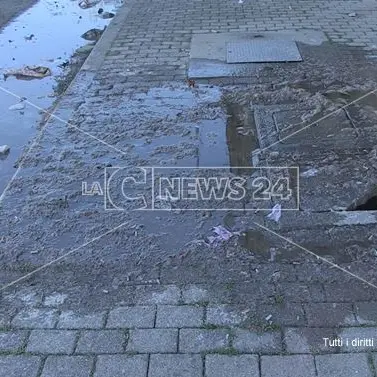 Cosenza, fogna rotta e liquami in strada: i cittadini insorgono