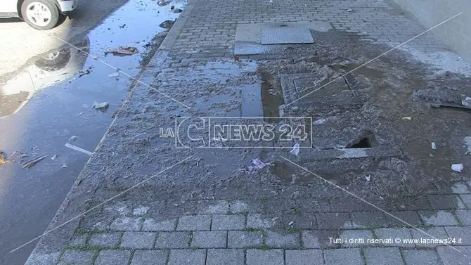 Cosenza, fogna rotta e liquami in strada: i cittadini insorgono