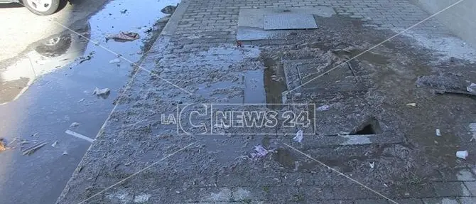 Cosenza, fogna rotta e liquami in strada: i cittadini insorgono