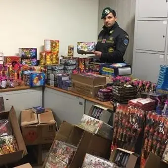 Vendeva abusivamente 42mila fuochi d’artificio per strada, denunciato