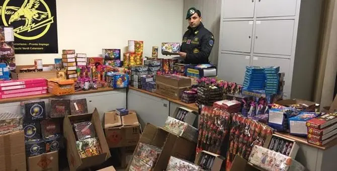 Vendeva abusivamente 42mila fuochi d’artificio per strada, denunciato