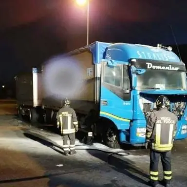 Tir a fuoco lungo l’A2 nei pressi di Pizzo, intervengono i vigili del fuoco