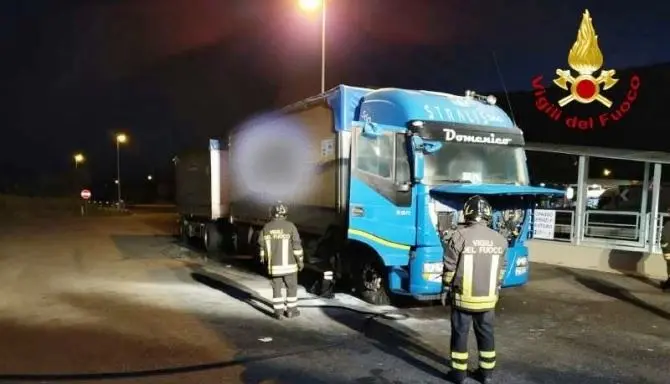 Tir a fuoco lungo l’A2 nei pressi di Pizzo, intervengono i vigili del fuoco