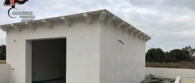 Sequestrato un box auto abusivo a Isola Capo Rizzuto, una denuncia