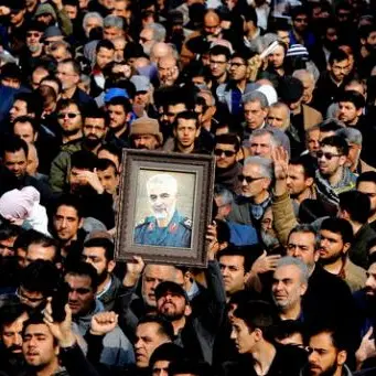 Iraq, in migliaia al funerale del generale Soleimani: «Morte all'America»