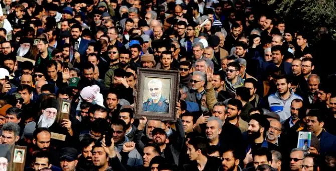 Iraq, in migliaia al funerale del generale Soleimani: «Morte all'America»