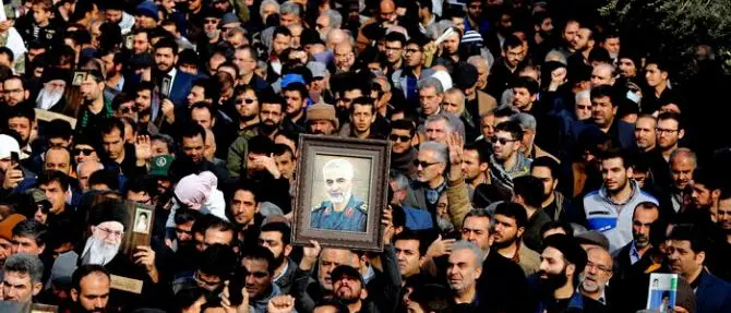 Iraq, in migliaia al funerale del generale Soleimani: «Morte all'America»