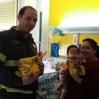 Per la Befana dai vigili del fuoco dolci e sorrisi per i bimbi di Oncologia