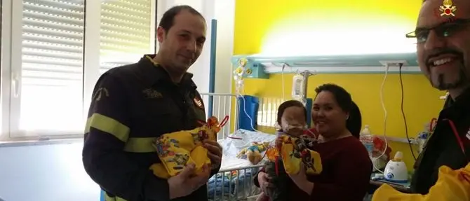 Per la Befana dai vigili del fuoco dolci e sorrisi per i bimbi di Oncologia