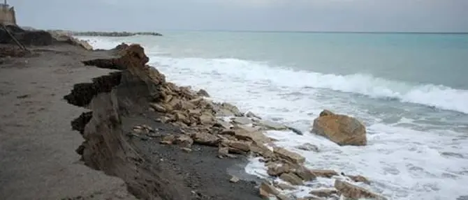 «Entro 10 anni coste calabresi scomparse. Dove sono i 230 milioni della Regione?»