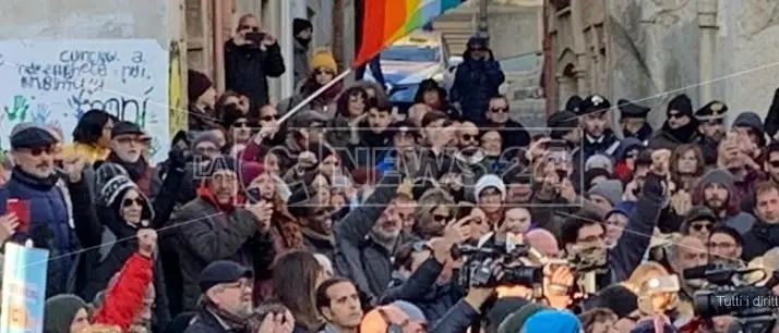 Sardine in piazza a Riace con Mimmo Lucano. «Qui per arginare una politica pericolosa»