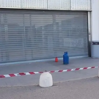 Bombola di gas e benzina davanti ad un centro commerciale di Crotone