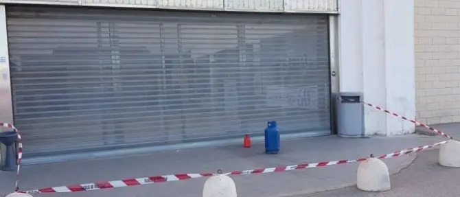 Bombola di gas e benzina davanti ad un centro commerciale di Crotone