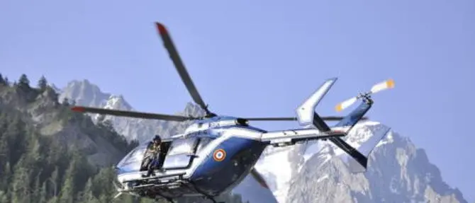 Resta impigliato all’elicottero e precipita nel vuoto: muore maestro di sci