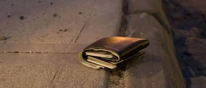 Bologna, perde il portafogli con mille euro: calabrese glielo restituisce