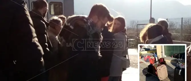 Treno da Paola soppresso e bus guasto, lasciati per ore in strada a Sala Consilina