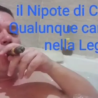 Il candidato di Salvini a mollo nella vasca con sigaro e drink: il video