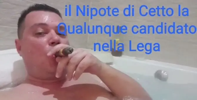 Il candidato di Salvini a mollo nella vasca con sigaro e drink: il video