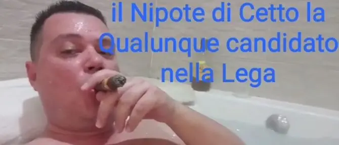 Il candidato di Salvini a mollo nella vasca con sigaro e drink: il video