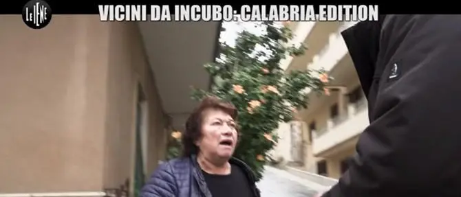 Bagnara, feci e urine ai vicini: divieto di dimora per la donna finita su Le iene