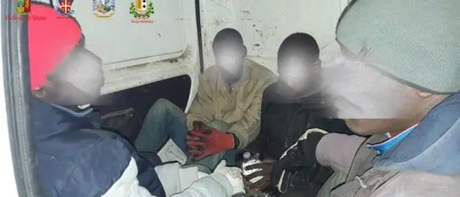 La ferocia dei caporali africani per sfruttare altri migranti: l'inchiesta