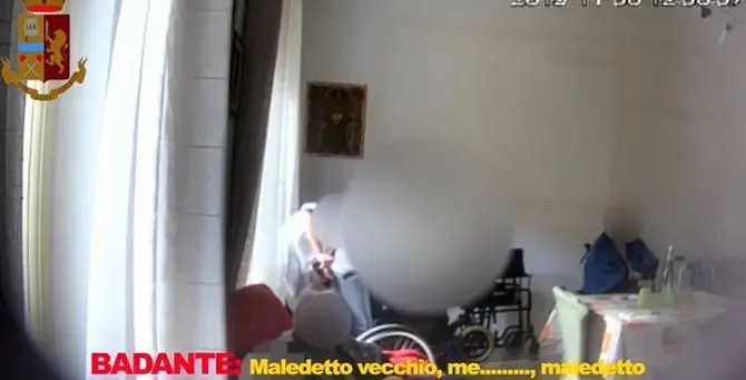 Anziano picchiato e legato al letto in casa di cura: «Maledetto vecchio vai ad ammazzarti»