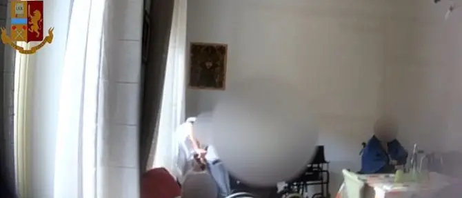 Anziano picchiato e legato al letto in casa di cura: «Maledetto vecchio vai ad ammazzarti»