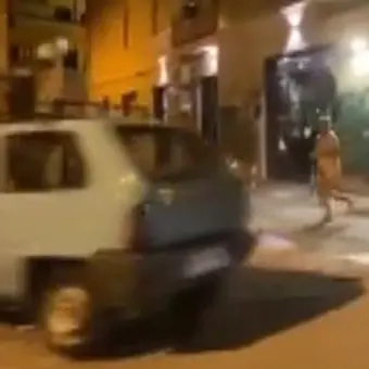 Cosenza, uomo nudo corre per strada: bloccato e portato in ospedale