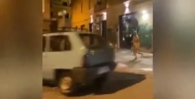 Cosenza, uomo nudo corre per strada: bloccato e portato in ospedale