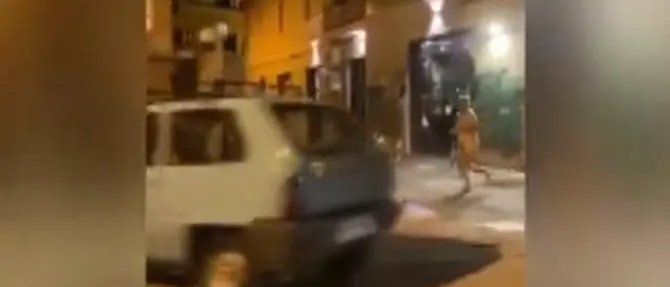 Cosenza, uomo nudo corre per strada: bloccato e portato in ospedale