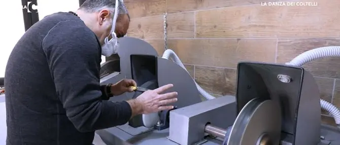 È arrivato l'arrotino, l'arte dei coltelli rivive a Catanzaro con Francesco Teti