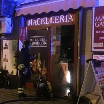 A fuoco una macelleria di Reggio, tragedia sfiorata in pieno centro