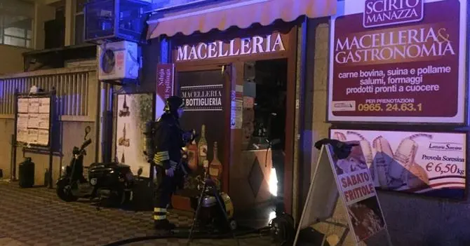 A fuoco una macelleria di Reggio, tragedia sfiorata in pieno centro