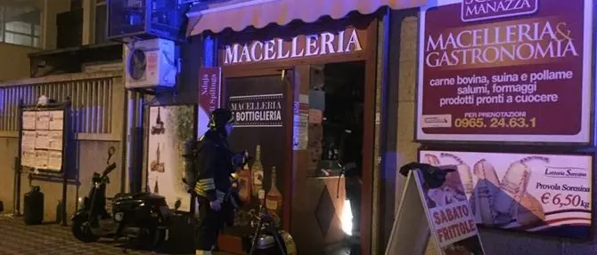 A fuoco una macelleria di Reggio, tragedia sfiorata in pieno centro