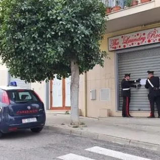 Inala solvente mentre lavora in lavanderia, salvato dai carabinieri