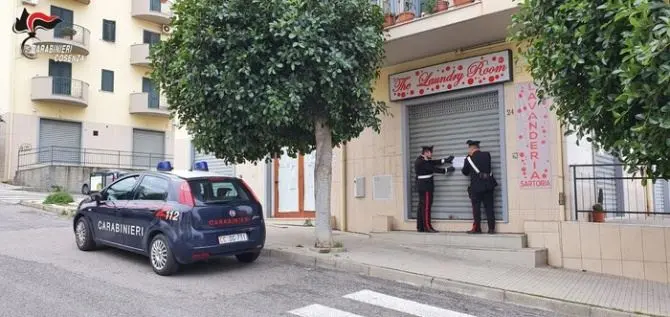 Inala solvente mentre lavora in lavanderia, salvato dai carabinieri