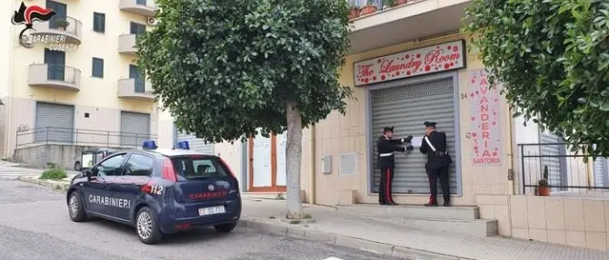 Inala solvente mentre lavora in lavanderia, salvato dai carabinieri