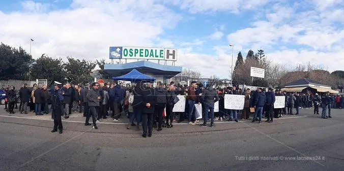 Lamezia scende in piazza contro lo smantellamento dell’ospedale