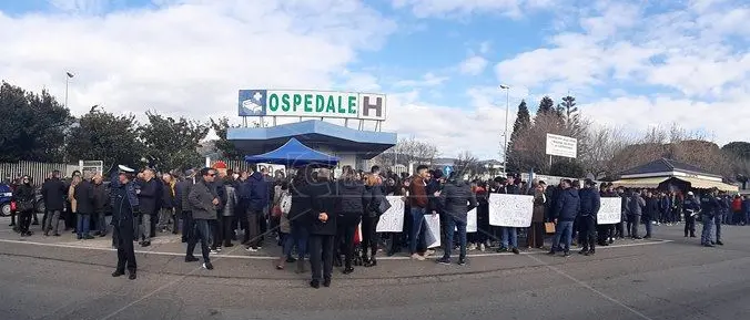 Lamezia scende in piazza contro lo smantellamento dell’ospedale