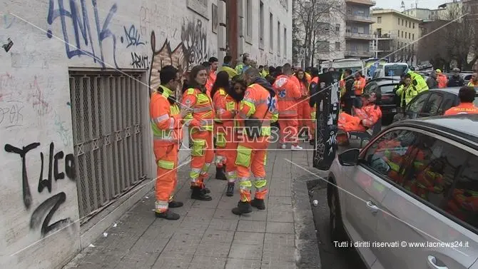 Cosenza, 118 a rischio. Protesta davanti all'Asp con sirene spiegate