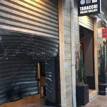 Cosenza, ladri sfondano saracinesca e svaligiano una tabaccheria