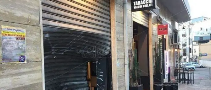 Cosenza, ladri sfondano saracinesca e svaligiano una tabaccheria
