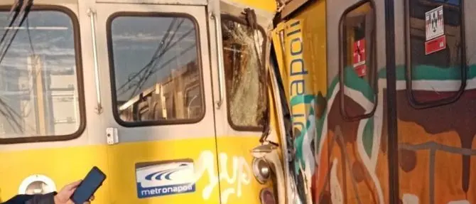 Napoli, scontro tra treni della metropolitana: nove feriti. Grave il macchinista