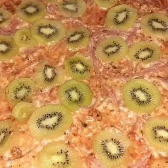 La pizza con i kiwi scatena l’ira social: «Abominio». Ma c’è chi la difende