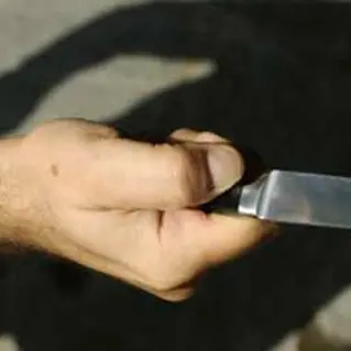 Crotone: aggredisce con coltello i poliziotti intervenuti per una lite, denunciato