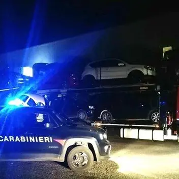 Rubavano carburante da auto pronte per la consegna: due arresti a Falerna