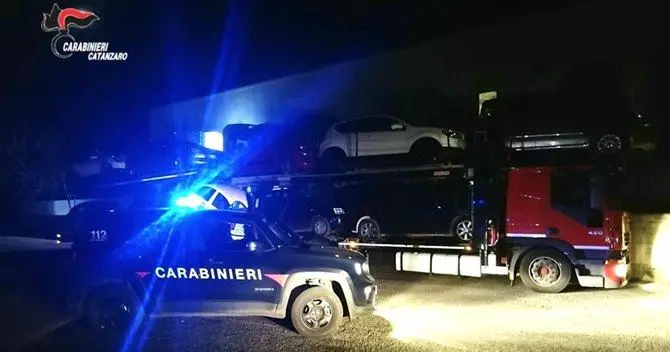 Rubavano carburante da auto pronte per la consegna: due arresti a Falerna